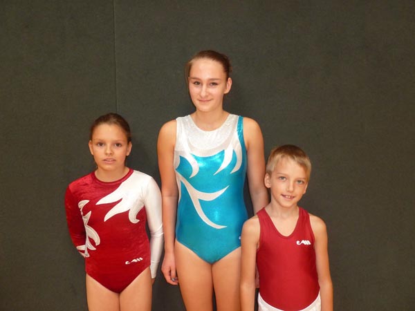 tl_files/TSV-Dielmissen/Bilder/2012/31. Extertal-Cup Trampolin in Boesingfeld am 16.09.2012/Extertal Cup - Lara, Michelle, Eduard.JPG